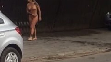 Loira Gostosa Fica Bêbada e Revoltada e Começa a Vandalizar as Coisas na Rua Sem Usar Roupa Nenhuma, Exibindo Seu Corpão – Caiu na Net