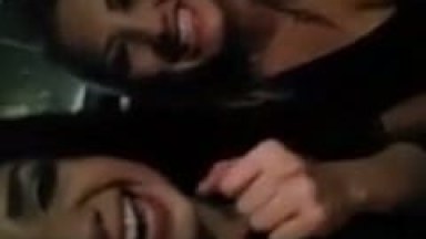 Britney e Sua Amiga Ficaram Muito Chapadas na Balada e Dentro do Carro Começaram a Mostrar Peitinho e Buceta Loucas Para Transar – Caiu na Net