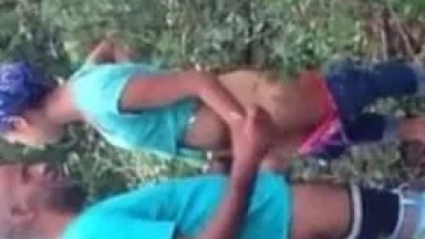 Laís Ninfeta de Bauru – SP Foi Pro Meio do Mato Com Três Amigos, e Enquanto Chupava e Levava Pirocada de Quatro o Outro Filmava