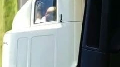 Dentro de Uma Fiorino a Rabuda Ficou Pelada de cu Pra Cima Chupando Uma Rola e Caminhoneiros Que Passavam ao Lado Flagraram a Cena – Amadores