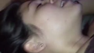 Evelyn Novinha Delicinha de Diadema – SP Entrou na Rola do Namorado de Ladinho e Gemeu Muito de Tesão Enquanto o Marmanjo Filmava