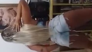 Núbia Machado Loirinha Carioca Muito Cavala Deu Uma Rebolada Espetacular Com o Short Cravado no Seu Rabão e Filmou Tudo – Amadora