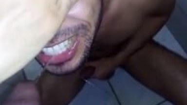 “Imagina só se Papai Visse Você Assim Agora?” Guto Gay Tarado Deu Uma Trepada Nervosa Com um Negão Roludo e Ganhou Mijo e Gozo na Cara
