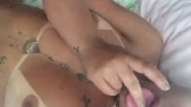 Maria Luíza Tatuada Bem Deliciosa Gravou um Vídeo Caseiro se Exibindo Peladinha e Molhando o Dedinho Pra Colocar na Xota – Amadora