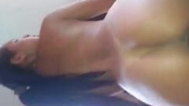 Mariana Moreninha Gostosa de Belford Roxo – RJ Quicou Forte de Costas Pro Seu Parceiro e Depois Continuou de Frente Gemendo Muito