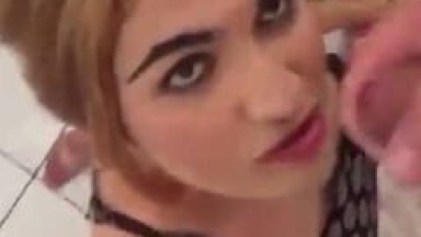 Lilian Travesti Muito Safada Transou Com o Cara e Depois Ficou de Joelhos Pedindo Pra Ele Gozar Muito na Sua Cara de Puta