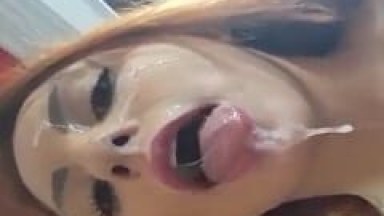Isadora Puta de Luxo de Porto Alegre – RS Gravou um Vídeo Dando Uma Trepada Com o Cliente e se Filmou Com a Cara Cheia de Porra – Caiu na Net