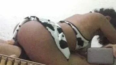 Valquíria Amadora Muito Gostosa Colocou Uma Fantasia de Vaquinha e Começou a Sentar Forte na Rola Enquanto Ele Filmava Pelo Tablet – Amadores