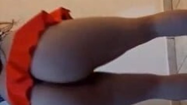 Paula Safadinha Casada Ficou Usando Apenas Uma Saia Curtinha e Rebolando Gostoso Enquanto Escutava Funk e Seu Parceiro Filmava – Caiu na Net