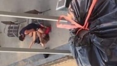 Casal Vai Pra Uma Praça em Plena Luz do Dia e dá Uma Trepada Numa Posição Diferenciada Mas Foram Flagrados – Amadores