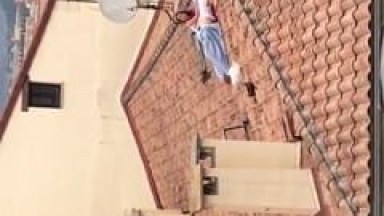 Casal Louco Foi Pego no Flagra Dando Uma Trepada no Telhado de Manhã Cedo Sem Nenhum Pudor e Pararam na Net – Amadores