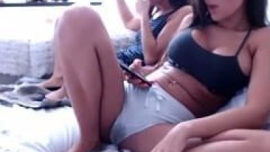 Ninfeta Peituda é Interrompida Pela Irmã Enquanto Fazia um Vídeo Caseiro e Fica Toda Molhada se Contorcendo de Prazer Disfarçando