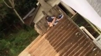 Novinha é Flagrada Trepando em Uma Escadaria em Plena Luz do Dia Sem se Importar Com as Pessoas Passando ao Lado – Amadora