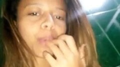 Bruna Ninfeta Tesudinha de Caruaru – PE Tocou Uma Siririca Deliciosa e Quando Ficou Com os Dedos Melados Ela Chupou Tudo – Amadora