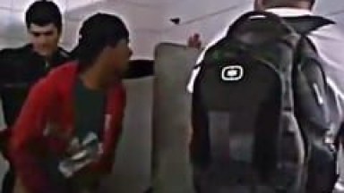 Amigos Gays Tarados Transam no Banheiro Masculino de Uma Universidade Enquanto Outro Filma a Putaria Pra Jogar na Web