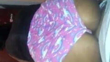 Paula Amadora Deliciosa de Belo Horizonte – MG Colocou o Shortinho Pro Lado e Começou a Quicar na Rola do Parceiro de Costas Pra Ele – Caiu na Net