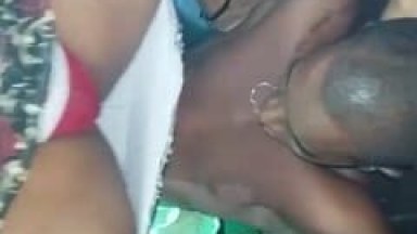 Cantora de Axé Muito Devassa Colocou fã Deitado no Chão e Começou a Sentar na Cara Dele Usando um Vestido Safado – Caiu na Net