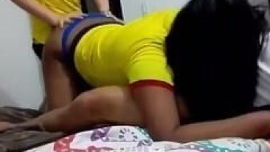 Esposa Moreninha Bem Gostosa Ficou Chupando a Rola do Seu Marido Enquanto Uma Puta Contratada Metia a Cinta Com Rola Nela – Amadores