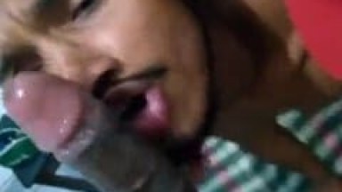 Negro Gay Insaciável Fez Cara de Puto Tomando Rola de Quatro e Chupou Outro Amigo ao Mesmo Tempo Nesse Ménage Quente – PB