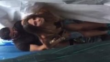 Ninfeta Foi Transar Atrás de Uma Lona de Uma Festa e se Desesperou Quando Viu Que Foi Flagrada Por um Cara Que Chegou Filmando – Amadores
