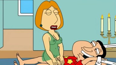 Lois Griffin brincando com Glenn