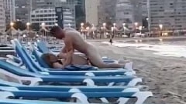 Casal Sem Vergonha dá Uma Trepada Nervosa em Plena Luz do Dia no Meio da Praia e a Galera Filma a Putaria Abismada – Amadores