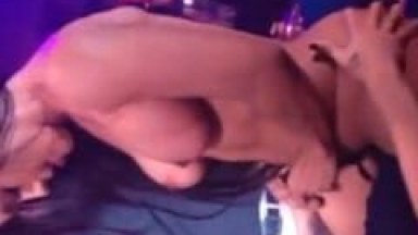 Stripper Muito Gostosa Ficou Peladinha Brincando Com Uma Cliente Lésbica em Cima do Paulo e Levou a Galera ao Delírio – Amadoras