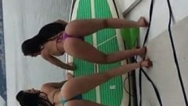 Duas Ninfetinhas Estupidamente Gostosas Ficaram na Beira da Lancha Balançando o Bumbum Enquanto o Patrão Filmava – Amadoras