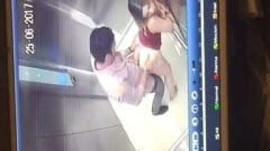 Casal Tarado Foi Flagrado Por Câmeras de Segurança Dando Uma Rapidinha no Elevador e Porteiro Puxou as Imagens Pra Jogar na Web – Flagra Amador