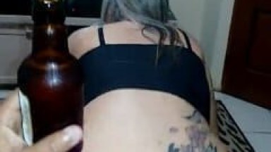 Bianca Esposa Delicia e Submissa Fez a Alegria do Seu Macho Chupando a Rola Dele e Quicando Enquanto Ele Assistia o Futebol Bebendo Cerveja – SP