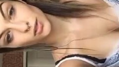 Bruna Amadora Tatuada Gatíssima de Niterói – RJ Fez Carinha de Devassa Enquanto Escutava a Música “Deu Onda” – Amadora