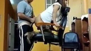 Dono de um Salão de Beleza Colocou a Faxineira de Quatro na Cadeira de Corte e Meteu a Piroca Até Gozar Dentro Enquanto Câmera Escondida Filmava – Caiu na Net