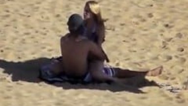 Loira Cachorra Puxou o Biquíni Pro Lado e Sentou Dixavadinho na Piroca do Namorado no Meio da Praia Mas Foram Flagrados – Amadores