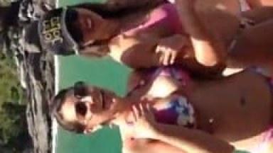 Amadoras Muito Gostosas Sensualizando Numa Lancha em Plena Angra Dos Reis – RJ ao Som de Lepo Lepo – Caiu na Net