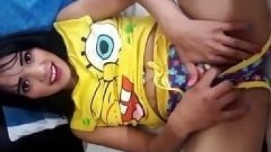 Morena Deliciosa e Ousada Colocou um Pijaminha do Bob Esponja e Masturbou Sua Buceta Depilada em Vídeo Caseiro – Caiu na Net
