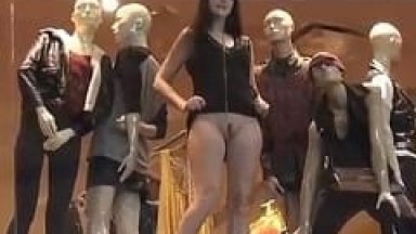 Esposa Tesudinha Ficou Levantando o Vestido Mostrando a Buceta e Seu Rabinho na Vitrine de Uma Loja Enquanto Marido Filmava – Caiu na Net