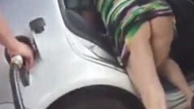 Esposa Exibida Ficou Mostrando Sua Rabeta de Vestido na Frente do Frentista Para Provocá-lo e Marido Liberal Filmou a Vadia – Caiu na Net
