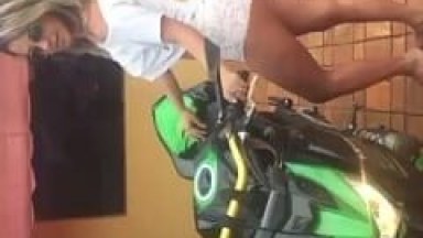 Nina Dias Loirinha Tesuda de Araraquara – SP Ficou Oferecendo Carona na Sua Traseira Enquanto Anunciava um Churrascão – Caiu na Net
