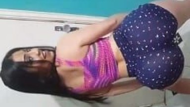 Latina Safada Fez Homenagem ao Funk Brasileiro e Começou a Rebolar Gostoso Exibindo Sua Bunda Deliciosa – Caiu na Net