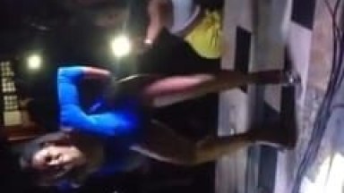 Carioca da Platéia Sobe no Palco de Vestidinho, Tira a Calcinha e Começa a Rebolar Mostrando a Buceta Pra Geral – Amadora