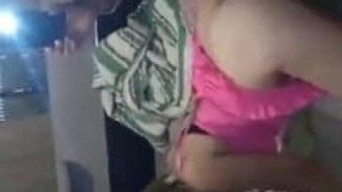 “Empina a Bunda Bem Gostoso” Amadora Submissa Ficou se Exibindo Peladinha e Depois Entrou na Rola de Quatro na Pressão