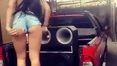 Em Cima da Saveiro a Novinha Rabuda Começou a Rebolar de Uma Forma Excitante Enquanto um Amigo Filmava Sua Performance – Amadora