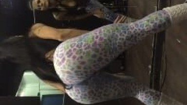 Espetáculo de Morena Começou a Rebolar Seu Rabo Gostoso na Academia ao Som de Bum Bum Tam Tam e Gravou um Vídeo – Amadora