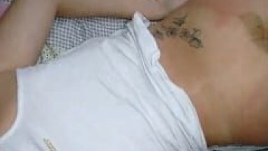 Carina Esposinha Jovem e Deliciosa Ficou Deitadinha Levando Dedada no cu e Acabou Gozando Gostoso – Caiu na Net