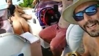 “Essa aí é Nossa Vida, Nesse Clima” Enquanto Putinha Chupava Amigo na Lancha o Rapaz Gravava um Vídeo Tirando Onda na Vida Mansa – Caiu na Net