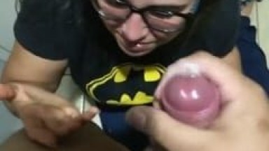 Enquanto a Safada da Alana Chupava o Saco do Sortudo, Ele se Masturbava Pra Encher a Vadia de Leitinho – Caiu na Net