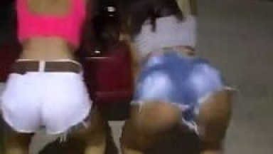 Ninfetas Deliciosas Rebolaram Suas Rabetas Maravilhosas ao Som de Funk Apoiadas no Carro e um Rapaz Filmou – Caiu na Net