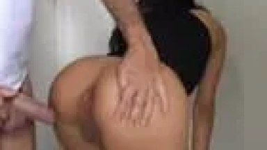 Fodeu o cuzinho da morena e ainda gozou dentro