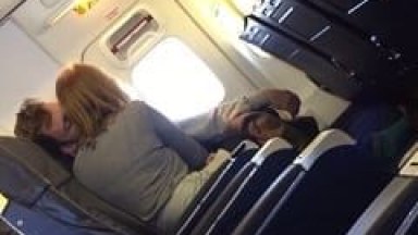 Mulher é Flagrada Tocando Uma Punheta Pro Seu Parceiro no Avião Descaradamente e Malandro Ficou Todo Relaxado – Caiu na Net