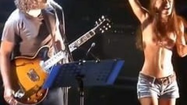 Amadora Gostosa Subiu no Palco em um Show de Rock e Começou a Pular Com Seus Peitinhos Maravilhosos de Fora – Caiu na Net